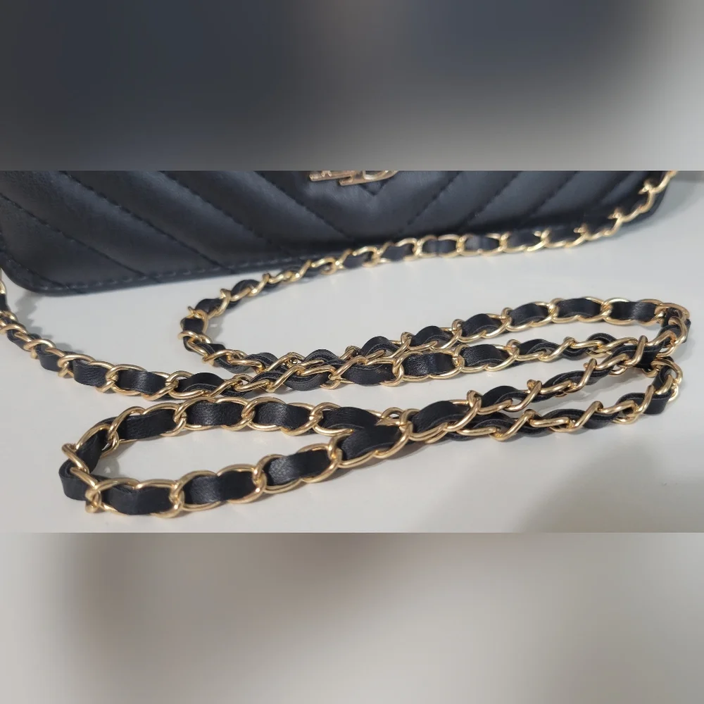 NWT Badgley Mischka Quilted Vegan Leather Crossbody Clutch - Picture 2 of 11